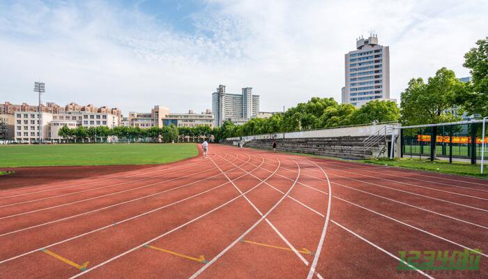 ​四川某职校开学新生需自带床板入学引发关注