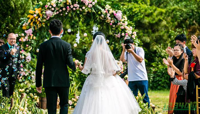 云南一对新人结婚现场对面出行前女友团拉横幅迎接两位新人