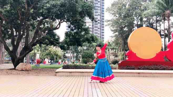 冰花花广场舞高高原上草-抒情飘逸豪迈蒙族三步舞美爆出圈